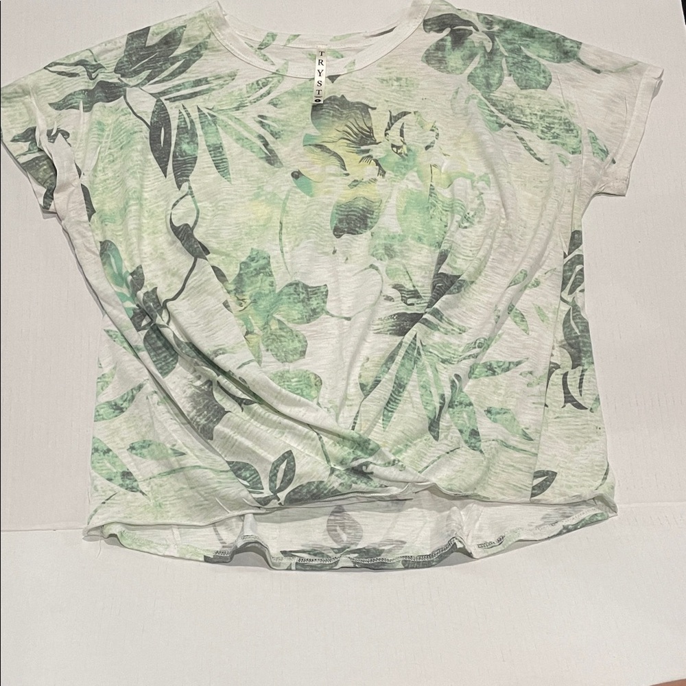 Tryst Green Floral Short Sleeve Top